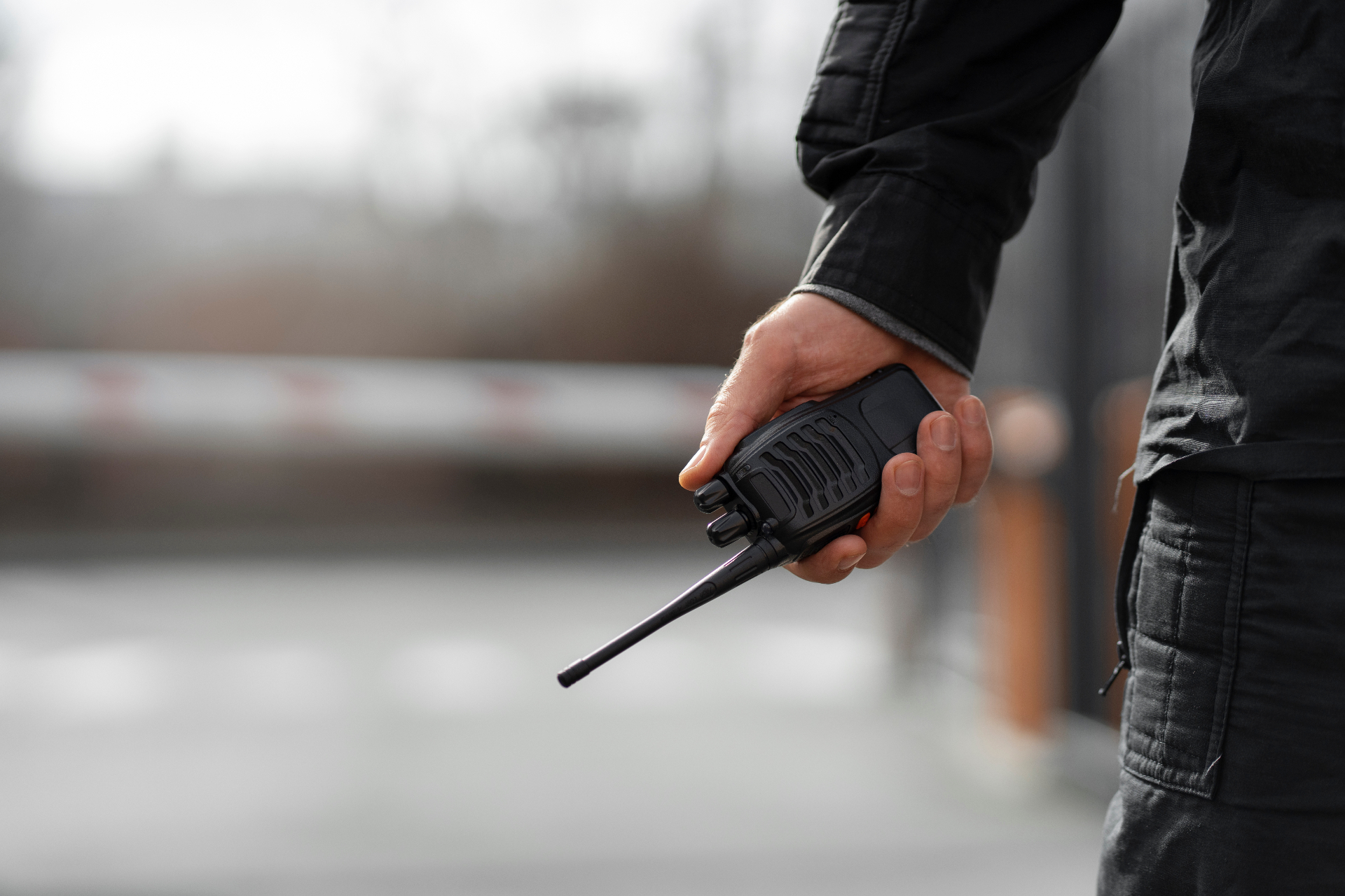 Vigilante com rádio em portaria