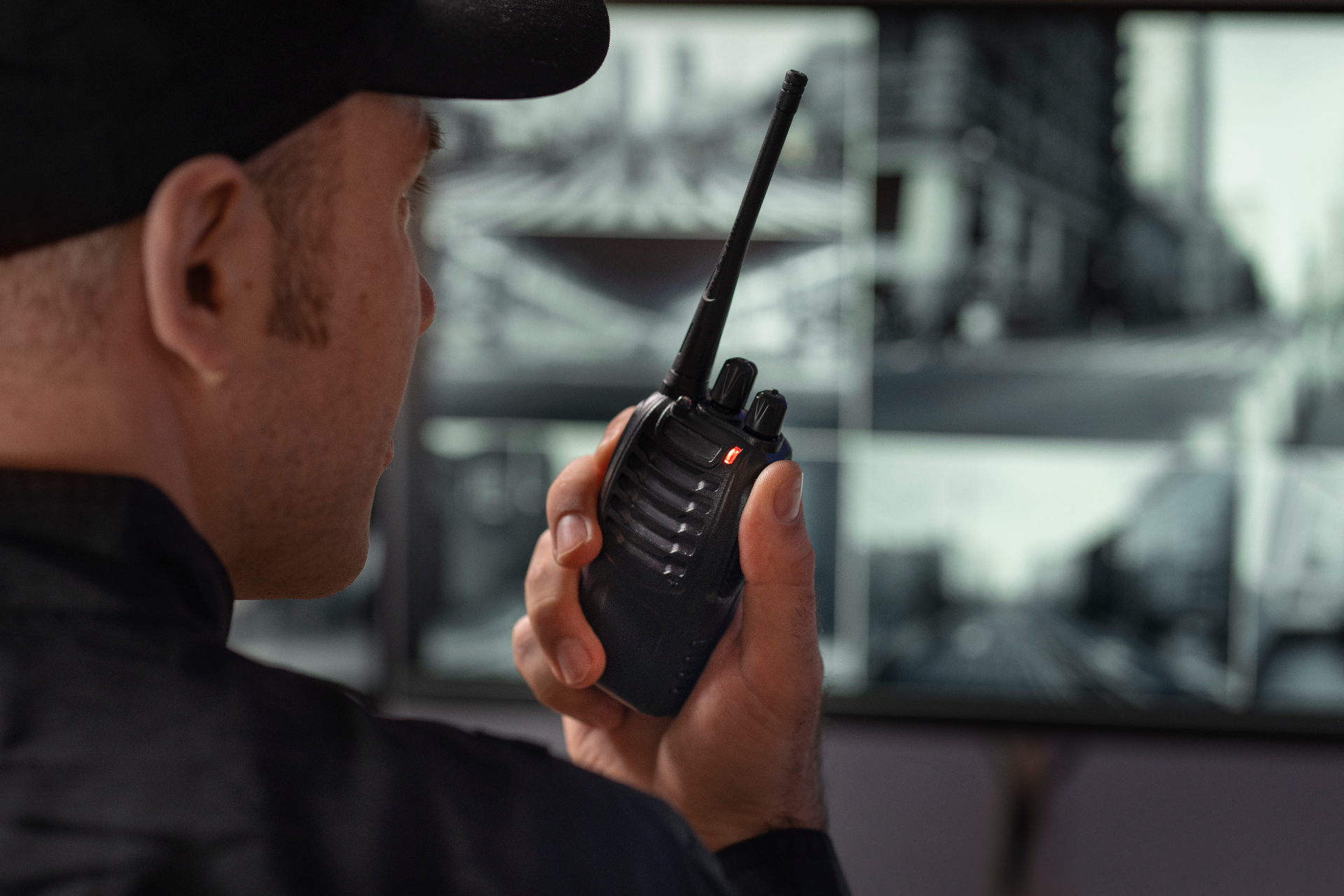 Operador em central de monitoramento